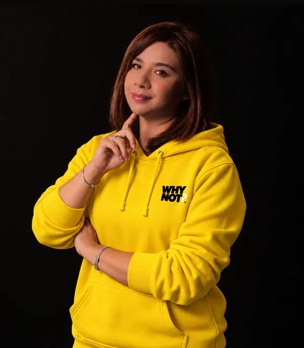 Alma Favila con sudadera amarilla de WHY NOT