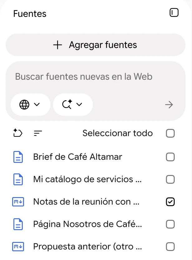 Panel de fuentes de Gemini Notebook con cinco fuentes del cliente ficticio Café Altamar y solo las notas de la reunión marcadas