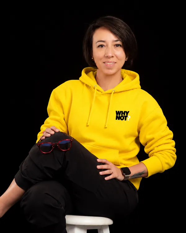 Mónica De Salazar con sudadera amarilla de WHY NOT